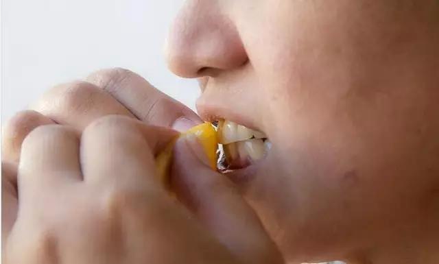 她吃完香蕉隨手把皮扔在車內，第二天打開車門驚呆了！活了三十幾年，才知道真的太可惜了… 