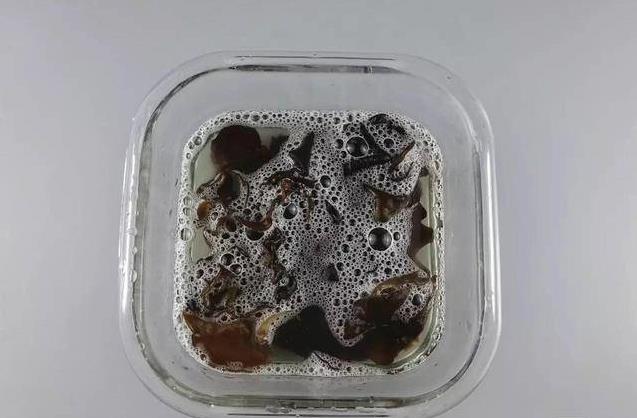 幹香菇要「浸」等很久？教你2分鐘把幹香菇變軟，就連黑木耳也一樣，太實用了