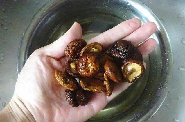 幹香菇要「浸」等很久？教你2分鐘把幹香菇變軟，就連黑木耳也一樣，太實用了