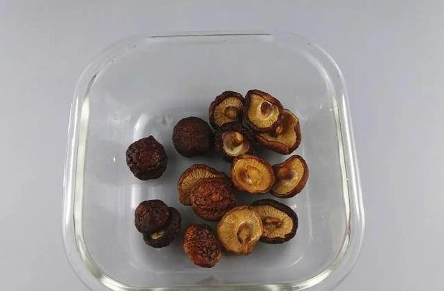 幹香菇要「浸」等很久？教你2分鐘把幹香菇變軟，就連黑木耳也一樣，太實用了