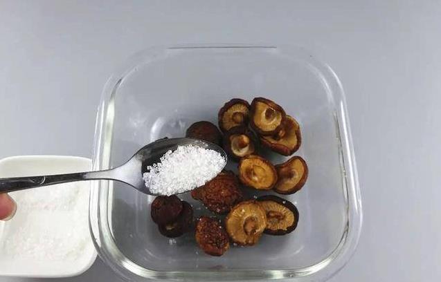 幹香菇要「浸」等很久？教你2分鐘把幹香菇變軟，就連黑木耳也一樣，太實用了
