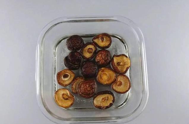 幹香菇要「浸」等很久？教你2分鐘把幹香菇變軟，就連黑木耳也一樣，太實用了
