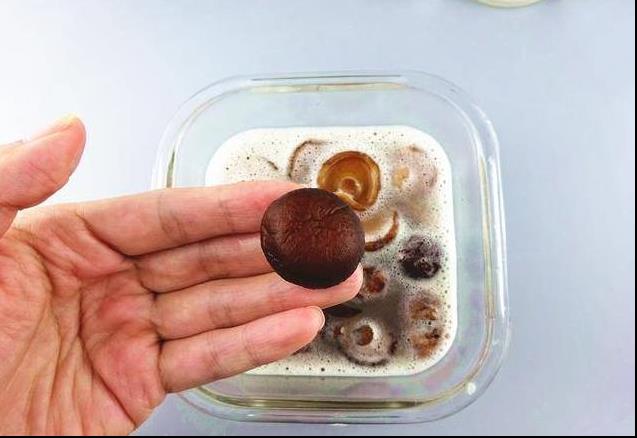 幹香菇要「浸」等很久？教你2分鐘把幹香菇變軟，就連黑木耳也一樣，太實用了
