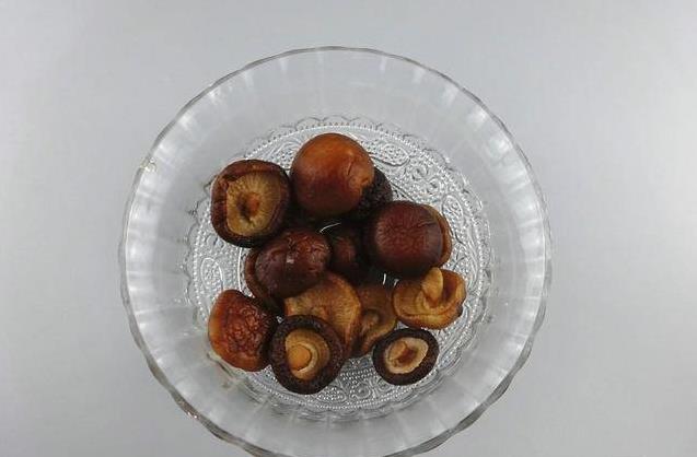 幹香菇要「浸」等很久？教你2分鐘把幹香菇變軟，就連黑木耳也一樣，太實用了