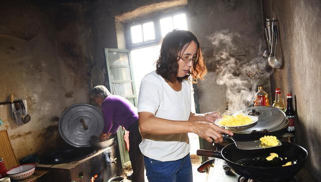 帶兒子回娘家吃飯，菜做好媽不上桌，去廚房看一眼，我冷笑走人