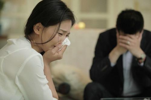 爸再婚不要我，小姨養我六年，結婚前看到她給我一張卡，我心涼了