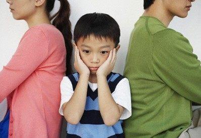 爸再婚不要我，小姨養我六年，結婚前看到她給我一張卡，我心涼了