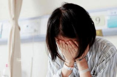 老公病重我上娘家借錢，我媽把我轟出來，看到地上東西我才知媽好