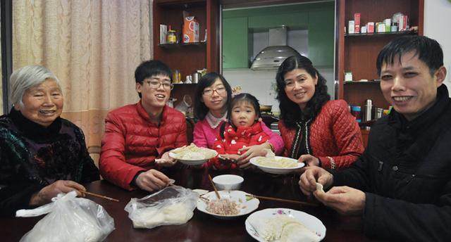 老婆照顧媽兩年，媽生日我帶5萬回家，給侄子1000塊，哥嫂不幹了