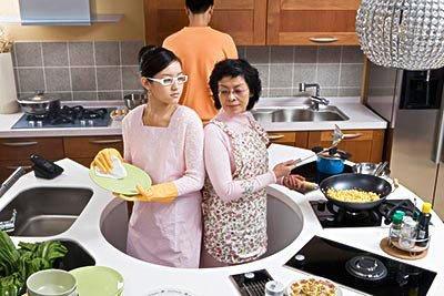 兒子娶城裡姑娘，我生日她主動做飯，去廚房一趟，我氣得轉身走開