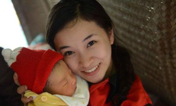 小姑子生雙胞胎，我照顧7天，臨走她給我一張卡，我火冒三丈