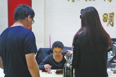 爸再婚瞞著我，我拿2000塊，看到我親媽，我笑著換成兩萬