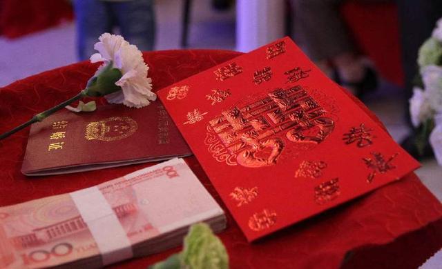 爸再婚瞞著我，我拿2000塊，看到我親媽，我笑著換成兩萬