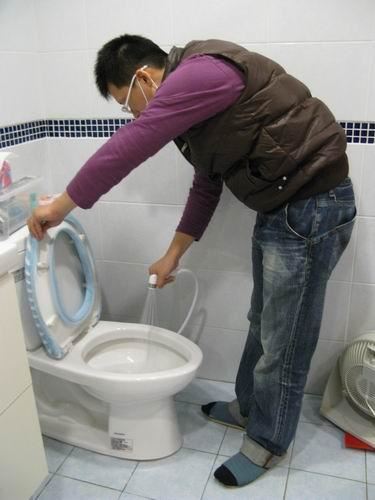 結婚8年後，她們天天吵架，離婚後某天，男人蹲在洗馬桶時才發現。。。