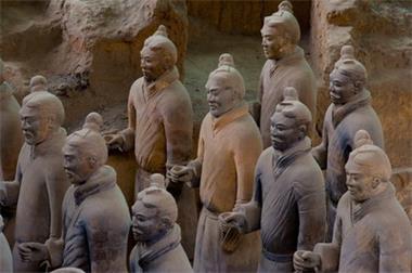 秦始皇陪葬坑被發掘，據專家確認都是女性，墓室裡的一幕令人心痛 