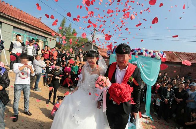 未婚妻去世三年後，男子結婚，婚禮現場看到熟悉身影，他放棄結婚