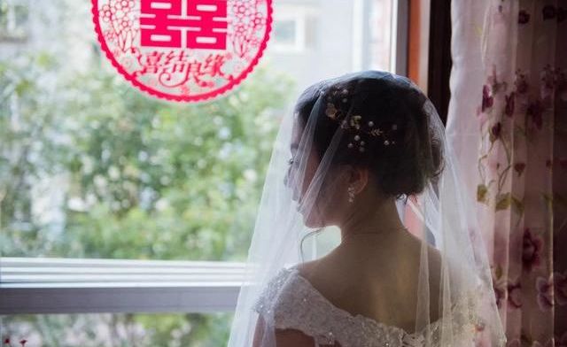 未婚妻去世三年後，男子結婚，婚禮現場看到熟悉身影，他放棄結婚