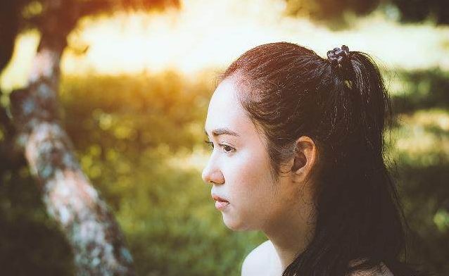 結婚紀念日，老公說加班，妻子去送餐，公司看到他，飯倒一地