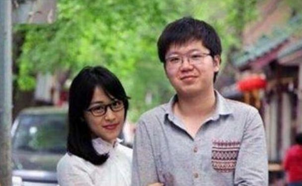 結婚紀念日，老公說加班，妻子去送餐，公司看到他，飯倒一地