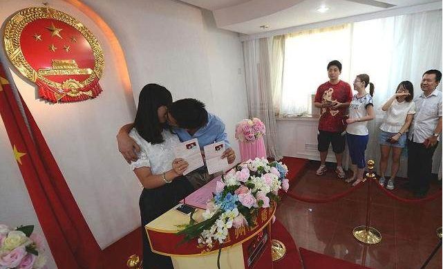 結婚紀念日，老公說加班，妻子去送餐，公司看到他，飯倒一地
