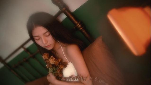 結婚紀念日，老公說加班，妻子去送餐，公司看到他，飯倒一地