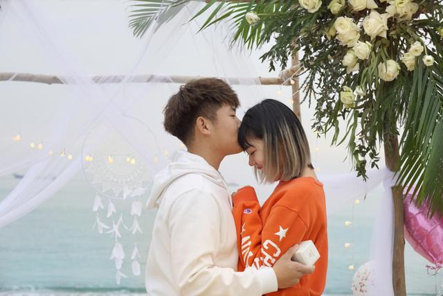 聾啞情侶相隔1300公里視頻戀愛，海邊上演最真摯手語求婚