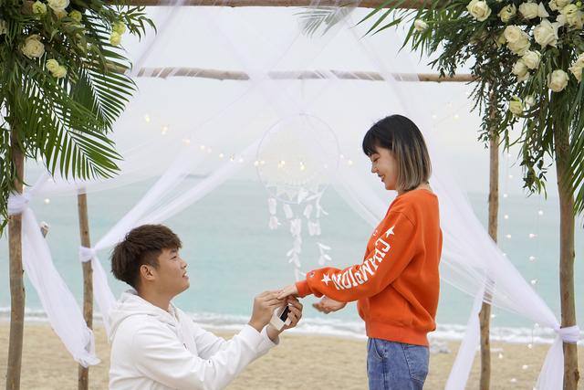 聾啞情侶相隔1300公里視頻戀愛，海邊上演最真摯手語求婚