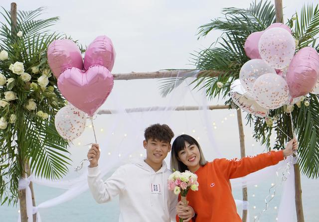 聾啞情侶相隔1300公里視頻戀愛，海邊上演最真摯手語求婚