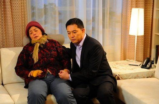 一家人回農村過年孫子嚇哭，婆婆隨口一句，氣得親兒子掀翻麻將桌
