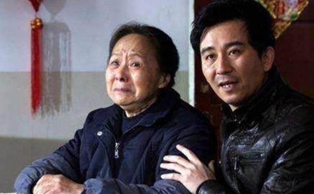 一家人回農村過年孫子嚇哭，婆婆隨口一句，氣得親兒子掀翻麻將桌
