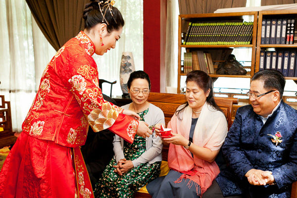 結婚陪嫁婚房，公婆卻非要來住，還把她趕大街，一出門卻喜從天降