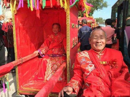 母親改嫁，女兒回村吃席，第二天不見繼父起床，好奇推開門，蒙了