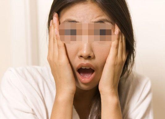 母親改嫁，女兒回村吃席，第二天不見繼父起床，好奇推開門，蒙了