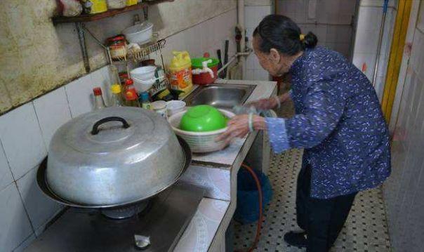 我懷孕帶餐上班，一天拿錯了婆婆給小姑子的盒飯，打開後我紅了眼
