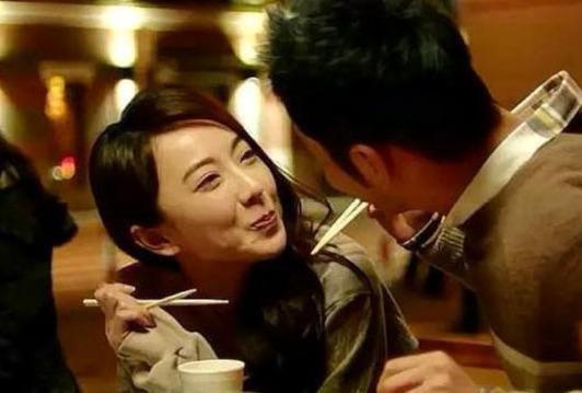 漂亮保姆和男子單獨在家，妻子不放心，立馬返回，打開門瞬間暈了
