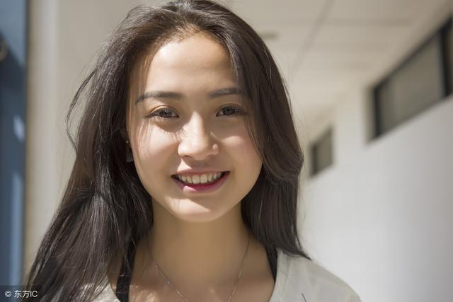 漂亮保姆和男子單獨在家，妻子不放心，立馬返回，打開門瞬間暈了