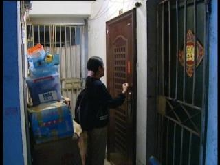 妻子生下第三個兒子，男子將她趕走，兩年后街上偶遇，男子蒙了