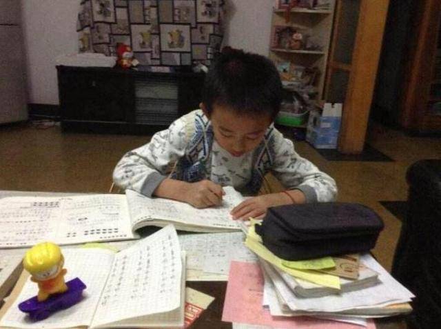 丈夫出事後我「拋夫棄子」改嫁，半年後想念兒子，悄悄回家！推開門後我慚愧得自扇耳光