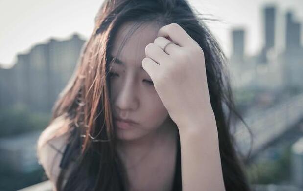 婚後被婆婆轟走，如今她來投奔我，我果斷拒絕，丈夫卻誇我做得對