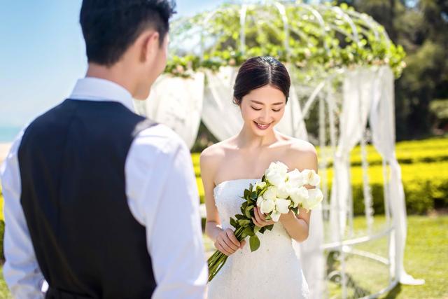 母親生日我去挑金鐲子，服務員對我說一話，回家我就提離婚！