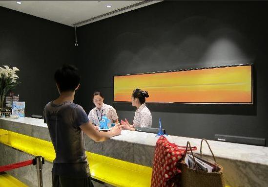 母親生日我去挑金鐲子，服務員對我說一話，回家我就提離婚！