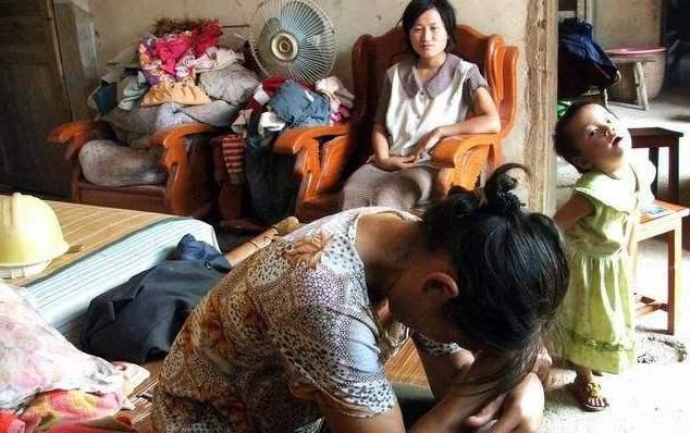遠嫁窮老公，回娘家沒人來接，臨走時收兩萬紅包，全身透心涼