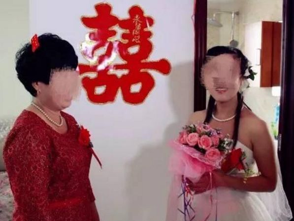 打工回家，看到老婆跪在地上給母親洗腳，踢了她一腳，和她離婚