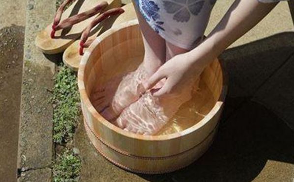 打工回家，看到老婆跪在地上給母親洗腳，踢了她一腳，和她離婚