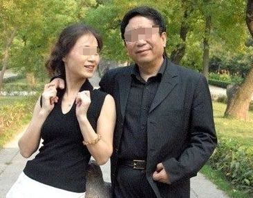度蜜月回來，發現娘家陪嫁婚房被換鎖，叫物業上來卻說：已換主人