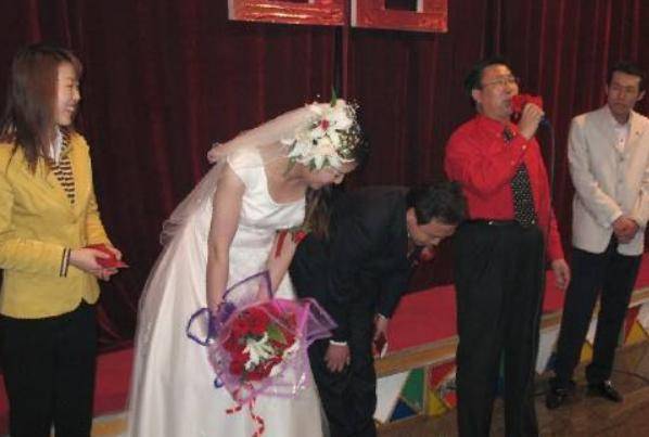 父母離婚都不要我，大伯將我養大成人，結婚那天爸媽怒罵我不孝
