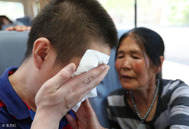 兒子住校，母親託夢兒子出了意外，父親去看望打開宿舍門，癱地
