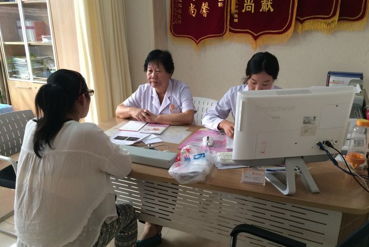 領證半月卻懷孕1個月，丈夫怒打妻子，醫生道出真相丈夫跪求原諒