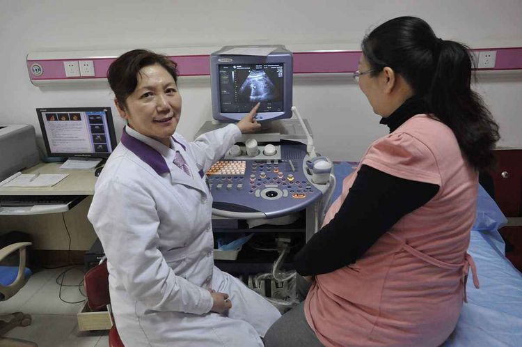 領證半月卻懷孕1個月，丈夫怒打妻子，醫生道出真相丈夫跪求原諒