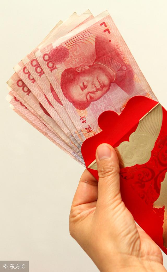 婚禮上司儀讓改口，婆婆送我紅方巾，嫂子看見後，笑著去了民政局